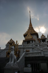 Fototapeta premium ワット・トライミット（黄金仏寺院）高さ3メートル、全重量5.5トンの金で鋳造されている座像が祀られた