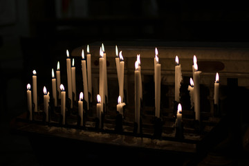 candele in chiesa - preghiere - religione