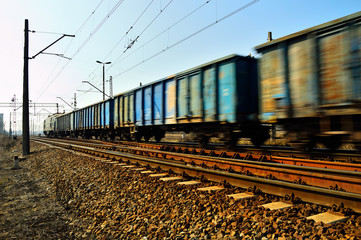 Fototapeta Lokomotywa i wagony rozmyte w ruchu podczas jazdy. obraz