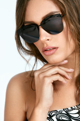 Naklejka premium Fashion Sunglasses. Female Face Wearing Summer Accessories.