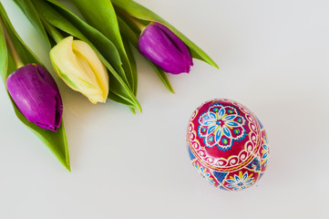 Kolorowe wielkanocne  jajka i bukiet tulipanów © Bea