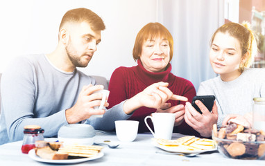 Obraz na płótnie Canvas Modern family with smartphone at home