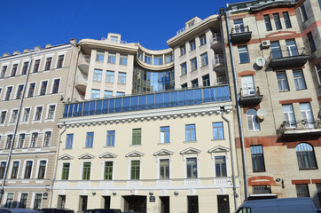 Fototapeta na wymiar Санкт-Петербург, улица Гангутская зимой. Фасад дома 8 1800 года постройки