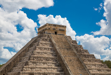 Obraz na płótnie Canvas Mexico, Chichen Itzá, Yucatán. Mayan pyramid of Kukulcan El Castillo 