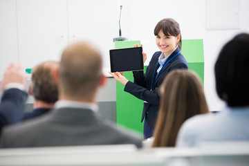 Junge Geschäftsfrau präsentiert Tablet Computer