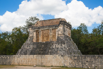 Fototapeta na wymiar Mexico, Chichen Itzá, Yucatán. Mayan Great Ball court and Temple of Jaguar.