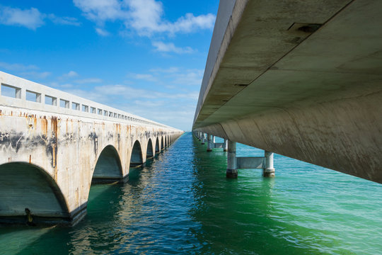 USA, Florida, Ocean water under the Seven Mile Bridge © Simon