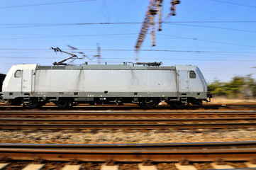 Fototapeta na wymiar Lokomotywa i wagony rozmyte w ruchu podczas jazdy.