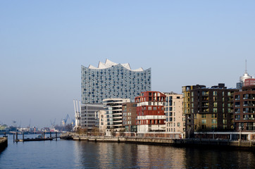 Fototapeta premium Hamburg hafencity, Apartemant houses on the Elbe, in the background the Elbphilharmony