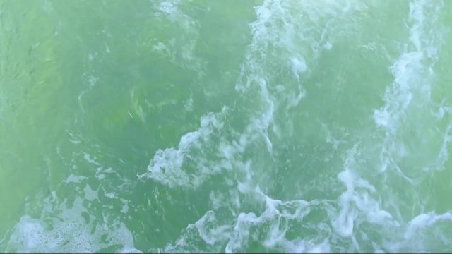 &Aacute;gua verde de um rio