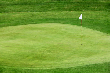 Obraz premium Golf flag on the green grass