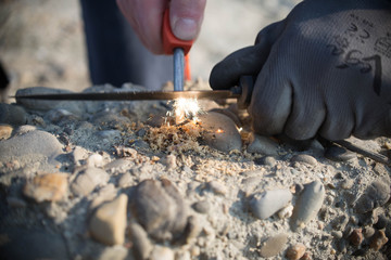 Accendere un fuoco con acciarino