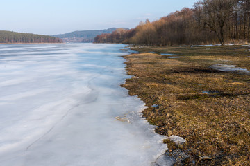 auftauendes Eis am Lipno Stausee