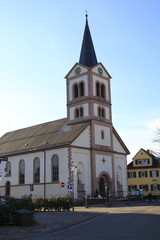 Fototapeta na wymiar Kirche St. Katharina am Dorfplatz in Sandweier, einem Vorort von Baden-Baden