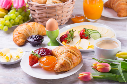 Leckeres Frühstück mit Croissant und Kaffee