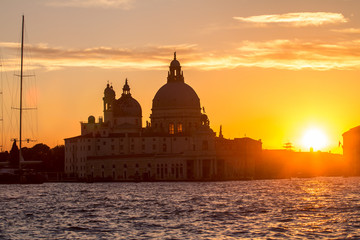Obraz premium Sunset behind the Church of Madonna Della Salute in Venice