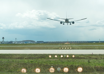 Flugzeug im landeanflug 