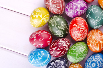 pisanki wielkanocne na drewnianym stole
