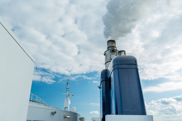 Obraz premium Rauchender schornstein des Fährschiffes