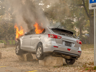 Fototapeta na wymiar Brennendes Auto Feuer und flammen