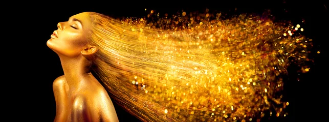 Papier Peint photo Lavable Salon de coiffure Mannequin femme en paillettes dorées. Fille à la peau dorée et aux cheveux en gros plan. Maquillage professionnel brillant de vacances glamour sur noir