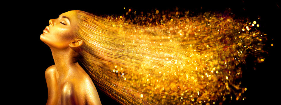 Fototapeta Kobieta moda model w złote jasne błyszczy. Dziewczyna z złotym skóry i włosy portreta zbliżeniem. Błyszczący wakacyjny profesjonalny makijaż na czarno