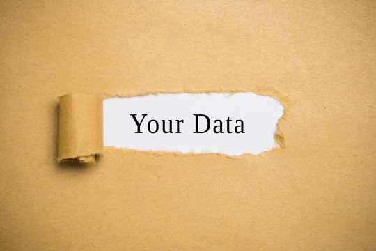 aufgerissener Briefumschlag mit Worten "Your Data"