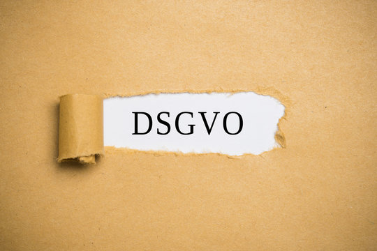 aufgerissener Briefumschlag mit Abkürzung "DSGVO"