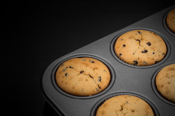 Frisch gebackene Muffins in Backform  von oben