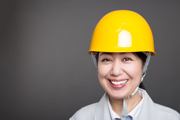 作業服を着ている女性 笑顔