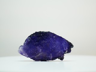 Sehr schöner Edelstein dunkel violett Makro Stack