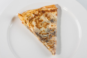 gefaltete Crepe gefüllt mit Schokolade auf weißen Teller