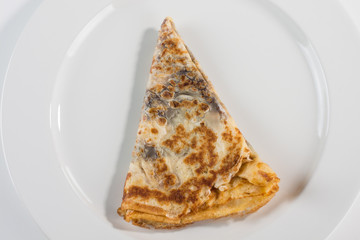 gefaltete Crepe gefüllt mit Schokolade auf weißen Teller