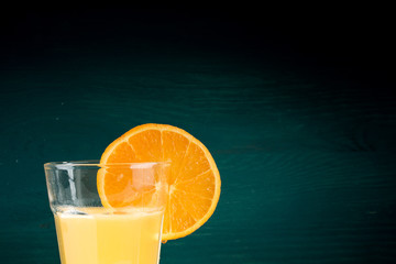 Cocktail Drink Orangenscheibe am Glas mit Orangensaft links unten
