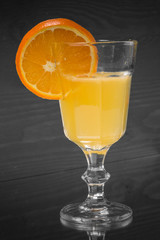 Orangensaft im Glas mit Orangenscheibe