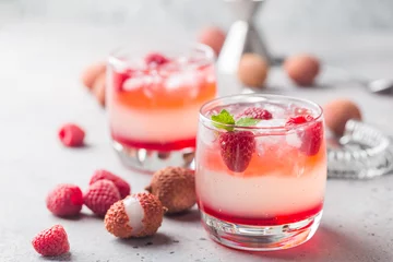 Crédence de cuisine en verre imprimé Cocktail Cold lychee and raspberry cocktail