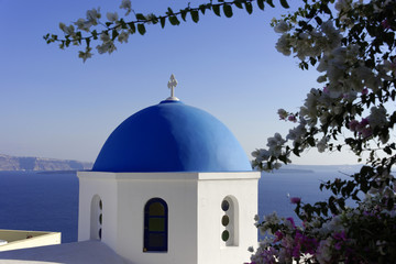 Fototapeta na wymiar Blaue Kuppel einer byzantinisch-orthodoxen Kirche, Oia, Santorin, Kykladen, Griechenland, Europa