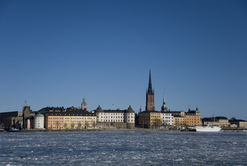 Naklejka premium Before sunset at the lake Malaren and Riddarholmen, The Knights' Islet, the old town and City Hall