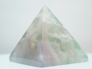 Kristall Pyramide mit sehr schönem Farbverlauf rosa und grün Makro Stack