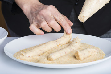 Chef reparando croquetas para la comida en la mesa de la cocina, cocinar es su trabajo.