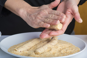Chef reparando croquetas para la comida en la mesa de la cocina, cocinar es su trabajo.