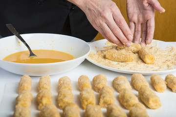 Chef reparando croquetas para la comida en la mesa de la cocina, cocinar es su trabajo.