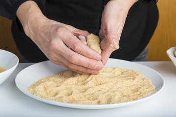 Chef reparando croquetas para la comida en la mesa de la cocina, cocinar es su trabajo.