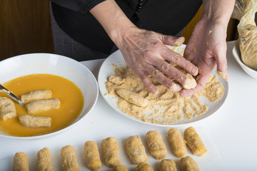 Chef reparando croquetas para la comida en la mesa de la cocina, cocinar es su trabajo.