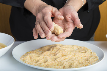 Chef reparando croquetas para la comida en la mesa de la cocina, cocinar es su trabajo.