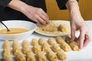 Chef reparando croquetas para la comida en la mesa de la cocina, cocinar es su trabajo.