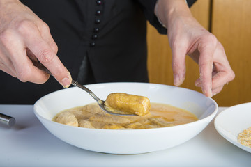 Chef reparando croquetas para la comida en la mesa de la cocina, cocinar es su trabajo.
