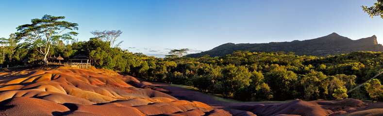 Die Siebenfarbige Erde bei Chamarel auf Mauritius, Afrika. - obrazy, fototapety, plakaty