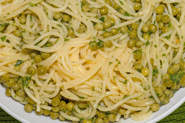 Vegatarische Spaghetti mit Erbsen