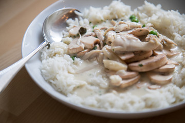 Typisches Hühnerfrikassee mit Champignons, Erbsen, Spargel und Reis